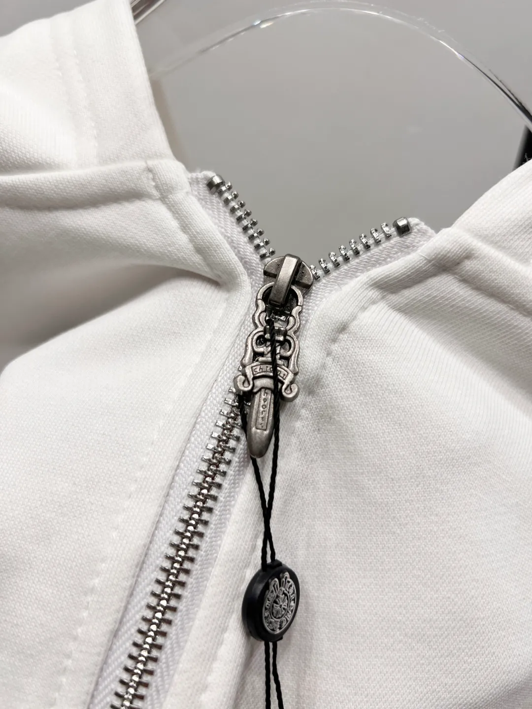 P320 Luxury 𝐂𝐡𝐫𝐨𝐦𝐞 𝐇𝐞𝐚𝐫𝐭𝐬/Cro Xin 2025 Pearl Cross Fully Embroidered New Original Counter High Street Style Jacket Top Version! Customized 420g heavyweight pure cotton fabric! High street style pearl cross all over embroidery + complex pattern embroidery on the sleeves + all embroidery is covered with rubber! Top products from the counter. The upper body is comfortable and textured. It has a low-key luxury feel. The outfit shows high-end taste. The large-cut tailoring is neat and elegant. The sophistication of the upper body is directly impressive👍High-end materials. High-quality cotton materials are selected✂️Outstanding quality. Special processing technology makes the body shape crisp and skin-friendly! No matter your figure, your upper body can instantly become a fashion icon, full of luxury. Accessories: Original molded leather collar label, authentic original hangtag + matching sling + 3D hanging beads + original packaging bag. Craftsmanship: The original version has consistent wiring! Detailed alignment process, highest degree of restoration! Multiple pattern making and debugging, 100% replica of the authentic quality! The correct version is the same for men and women. It is eye-catching, looks great and has full aura! Size: S M L Color: White Black